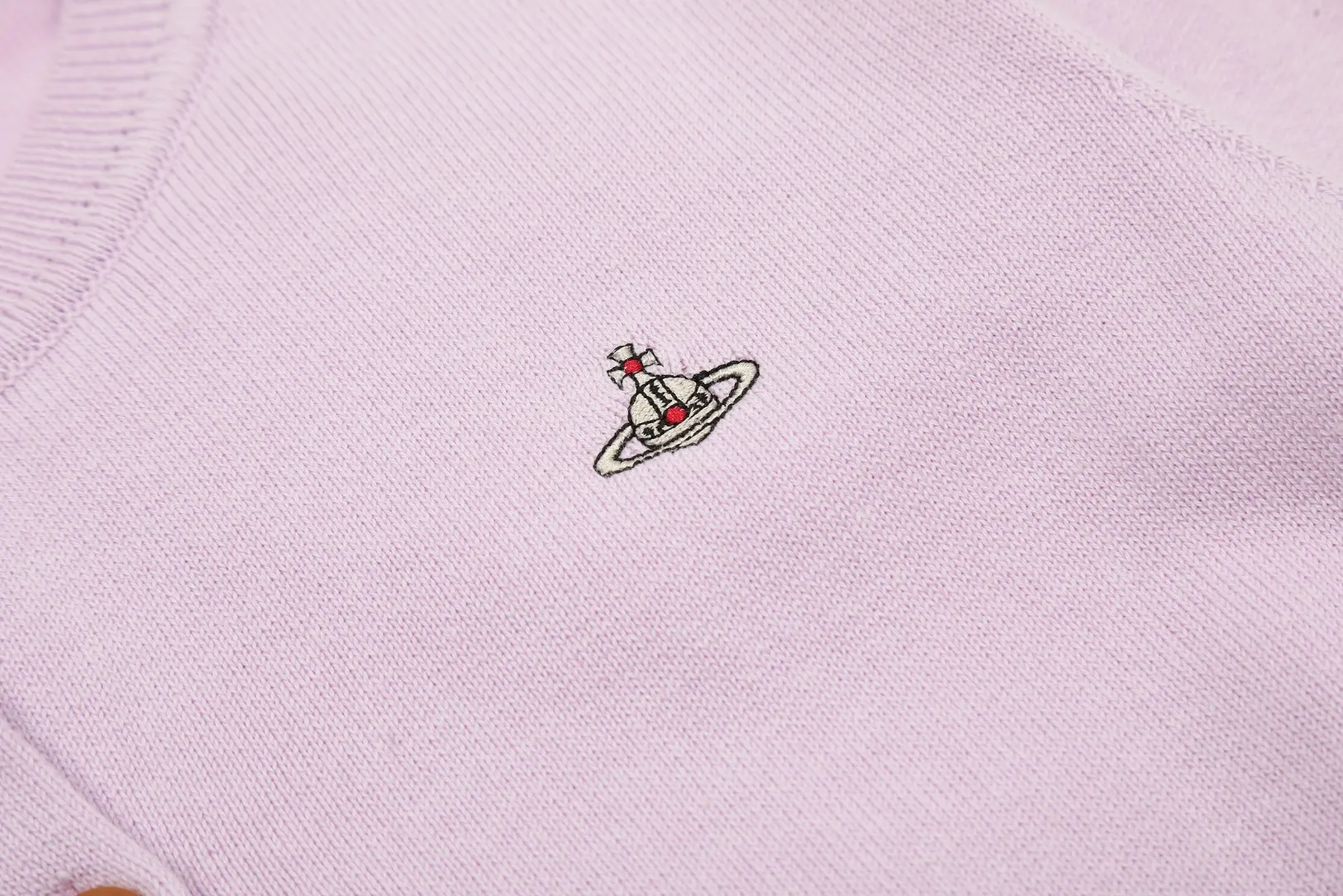 VIVI115 # vivienne west wood Vivienne classic knitted sweater wool cardigan 2024 autumn latest style Exclusive and highest quality on the entire network Order with confidence - 🧩 15% merino cotton wool 85% wool blend 🧩Correct Italian 🇮🇹100% wool washed wheat logo 🧩Original purchase, real mold opening 🧩Original purchase records and comparison pictures can be provided. Place your order with confidence. 🧩Instant sale of all Taobao 300+ versions. The purchasing quality is excellent. It is definitely not a copywriter party. It is a real good product. The real product far exceeds the budget. Size: S -M- L. Color: black, white, light green, purple, apricot.